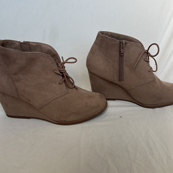 Universal Threads size 8 women’s booties. - Picture 2 of 2